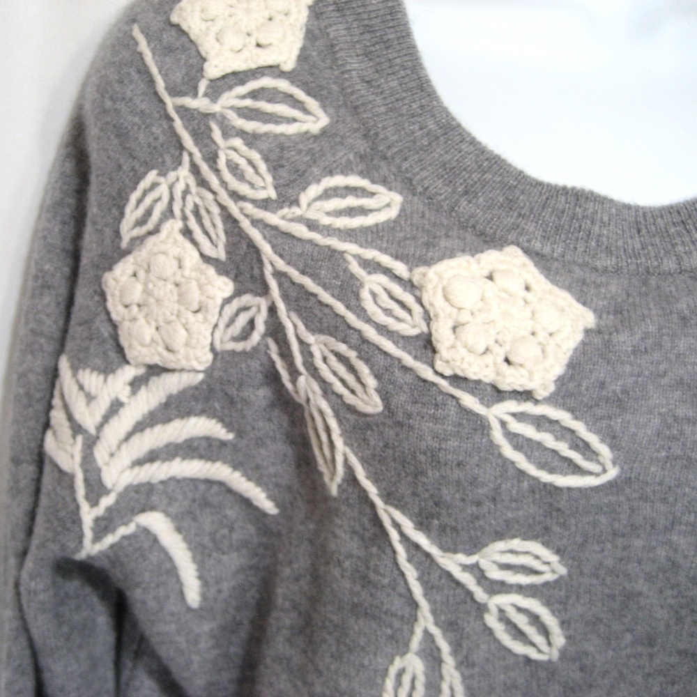 Tahari Embroidered Shoulders 100% 2ply Cashmere Crew Neck Sweater Grey - Picture 6 of 8